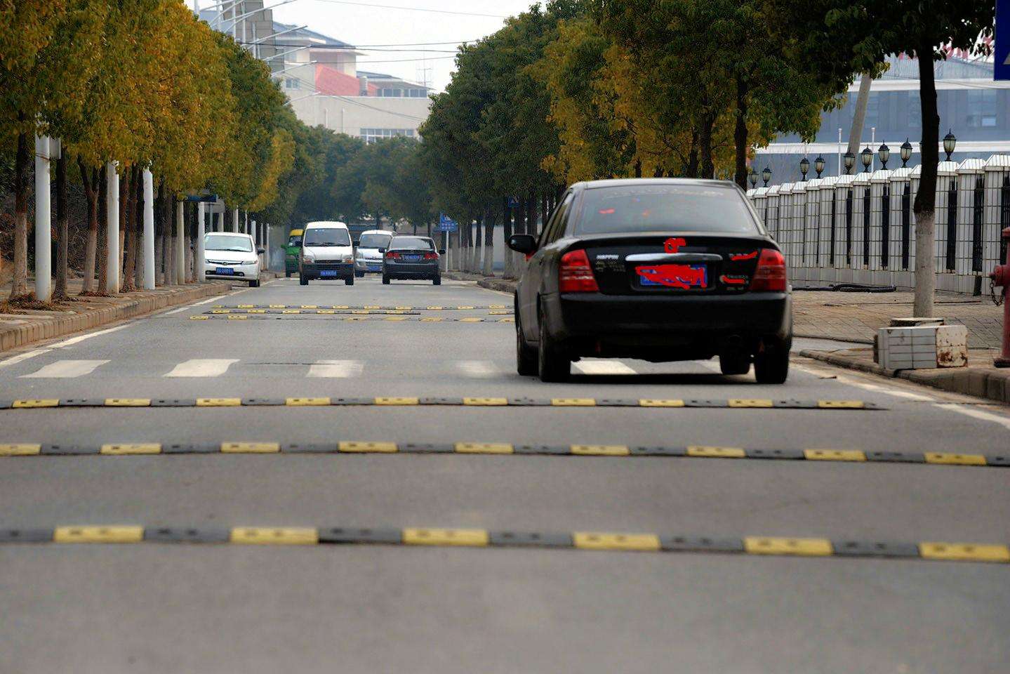 汽车过减速带时,能不能踩刹车?修车师:不怕车坏就用力踩