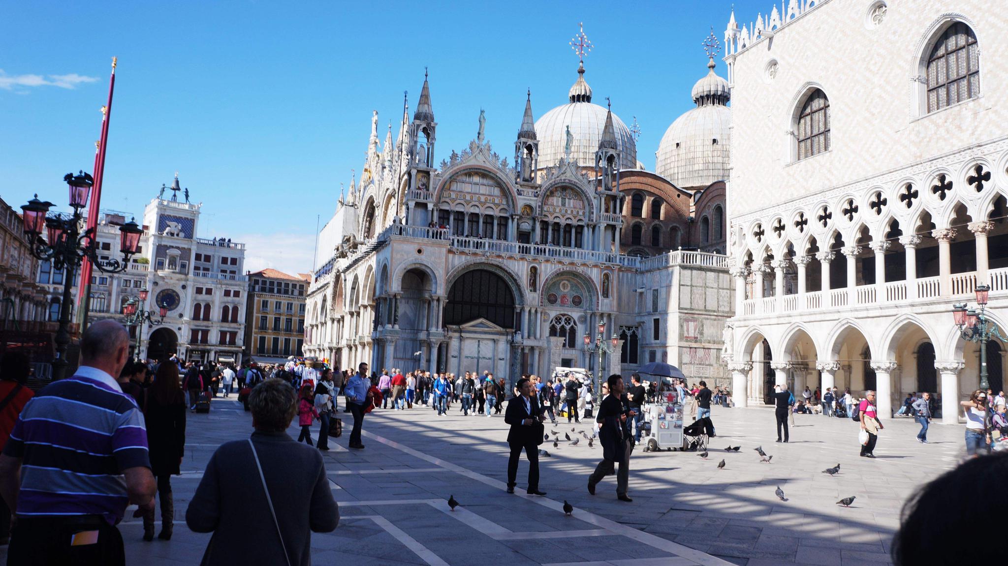 威尼斯禁止游客躺地上 违者最高500欧元罚款|游客|罚款|圣马可广场