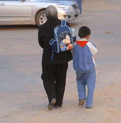 亲妈带娃和奶奶带娃,十年后区别多大?一位妈妈说出心里话