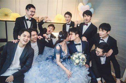 we若风两张地铁图片对比当初落魄如狗如今功成名就