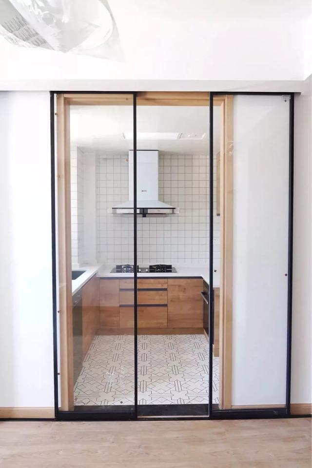 厨房装玻璃推拉门简洁明亮真好看