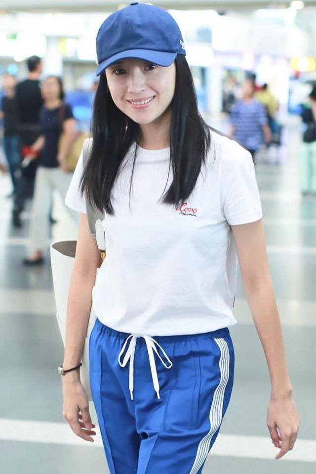 董洁用校服裤配白t恤穿成18岁!而脚下的这双鞋却暴露了她的品味
