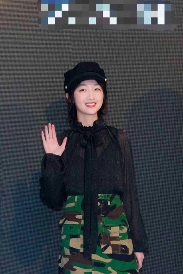 冬雨身着黑色系带衬衫搭配迷彩短裙 充满未来感的装扮十分醒目