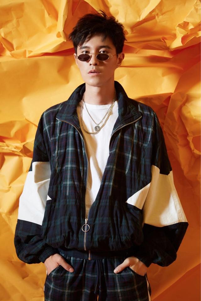 《凉生》何志龙释放暖男魅力    格子运动套装look帅酷十足
