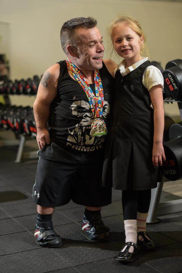 1米的侏儒男,打破世界纪录,成为世界力量举冠军