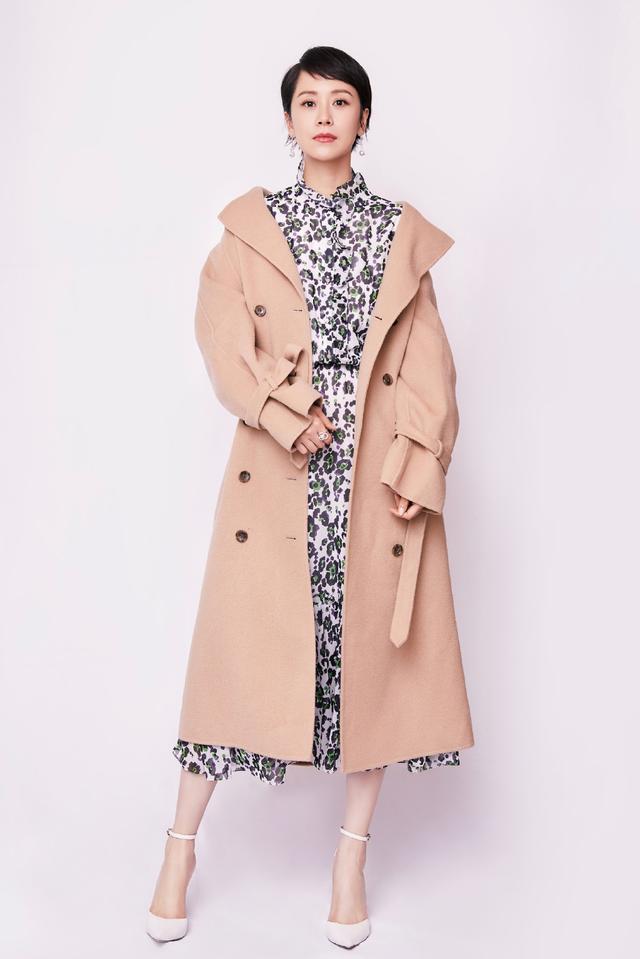 海清玩转同色系穿搭,格纹大衣美成机场焦点,转身却有点驼背了