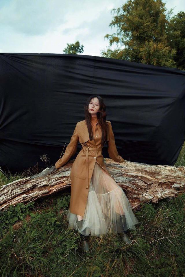 《爱情魔法师》中的贝若依,穿焦糖色风衣配薄纱裙,双腿若隐若现