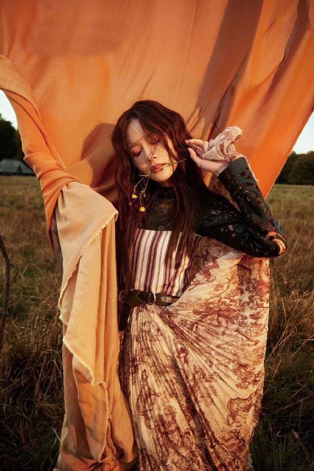 《爱情魔法师》中的贝若依,穿焦糖色风衣配薄纱裙,双腿若隐若现