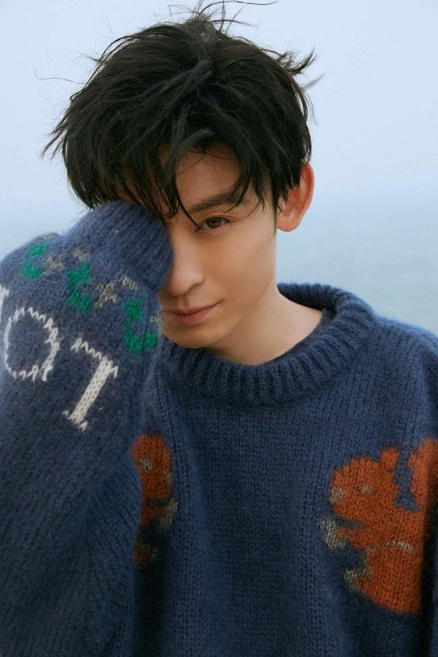 董子健文艺造型曝光毛衣配牛仔裤做一枚温暖时髦的boy