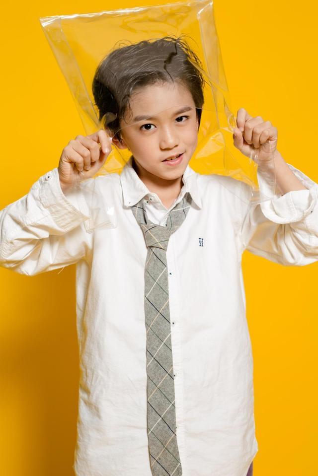 肖添仁今年10岁,目前就读小学.别看肖添仁年纪小小,才艺却多的可怕.