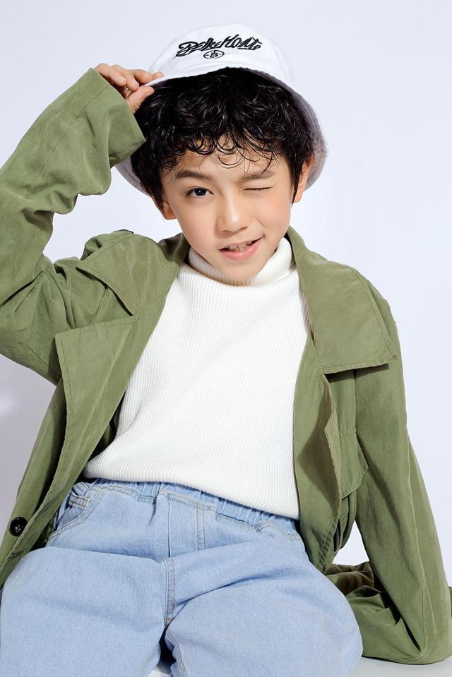 肖添仁今年10岁,目前就读小学.别看肖添仁年纪小小,才艺却多的可怕.