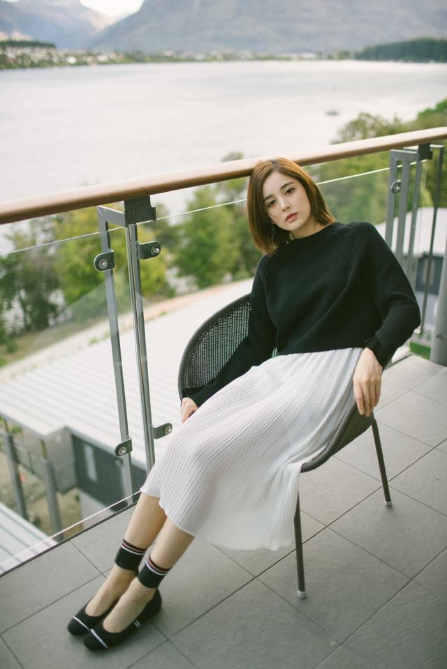 朴素老实,下身的雪纺长裙仙逸唯美,把衣摆塞进裙子里秀出修长的大美腿