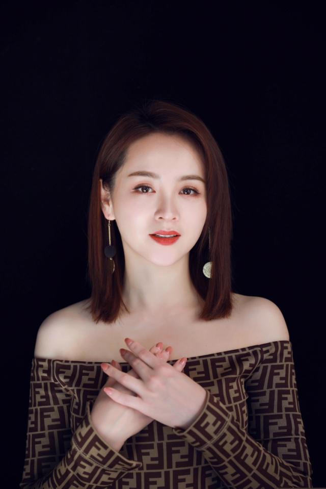 邓莎化身帅酷女孩,嫩回16岁!网友:这哪像孩他妈呀!