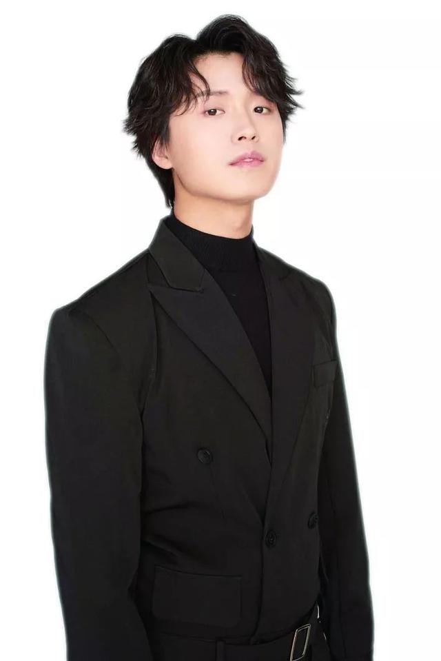 姜文为其颁奖男演员邓宇获得香港国际电影节最佳男演员奖