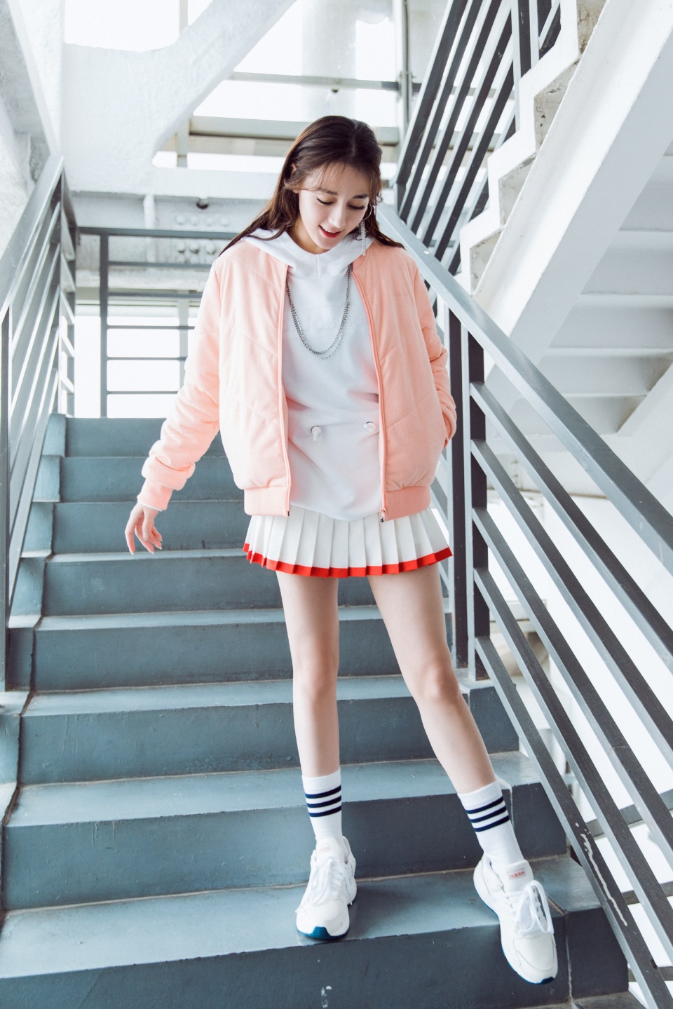 迪丽热巴穿运动风,秀大长腿,青春有活力!