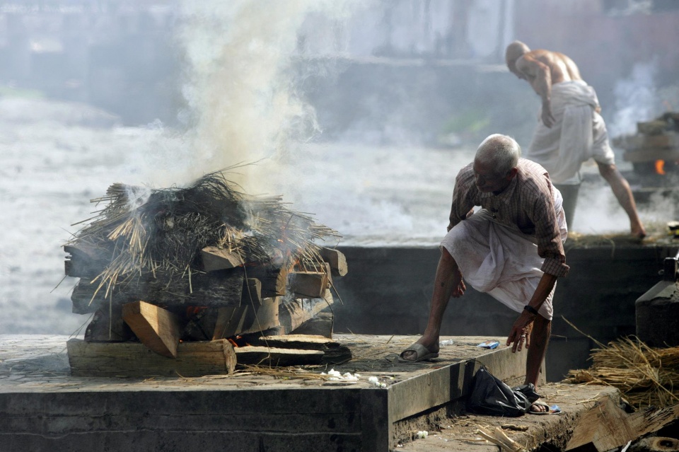 图一点美|加德满都圣河旁的烧尸人,印度教徒火葬仪式执行者