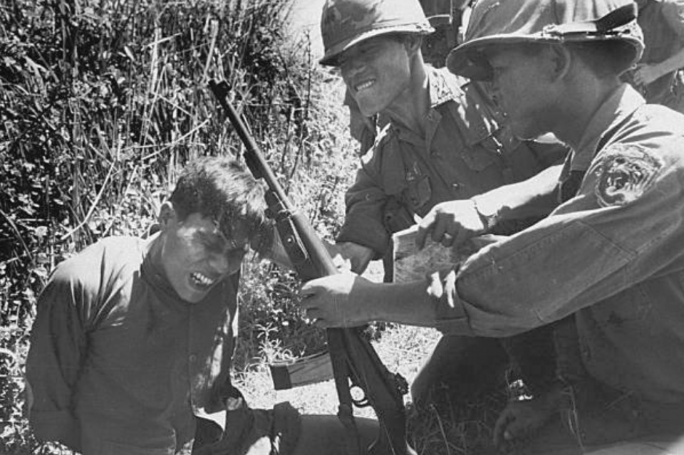 美越战争中的老照片:在美军的入侵下越南人民饱受折磨