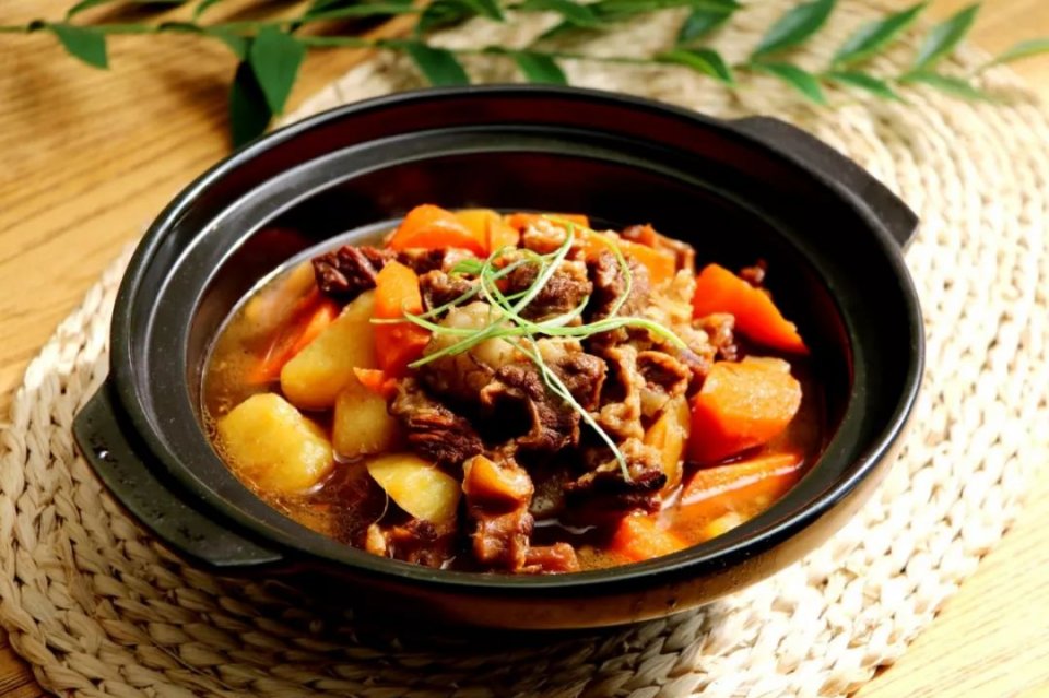 土豆牛腩 15分钟就能肉香扑鼻,最简单方法了.