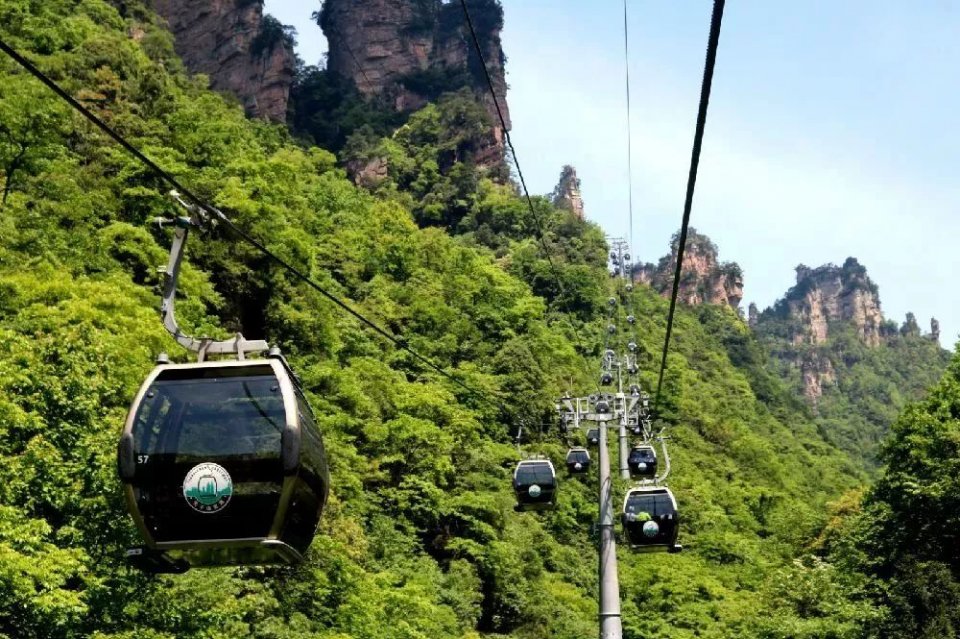 南岳衡山衡山又名南岳,是我国五岳之一以壮美的自然风光和佛,道两教