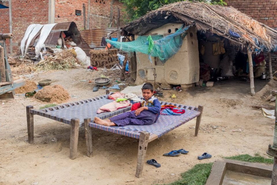 尼泊尔乡村实拍:贫富差距太大,有人住洋楼有人住茅草屋睡大街