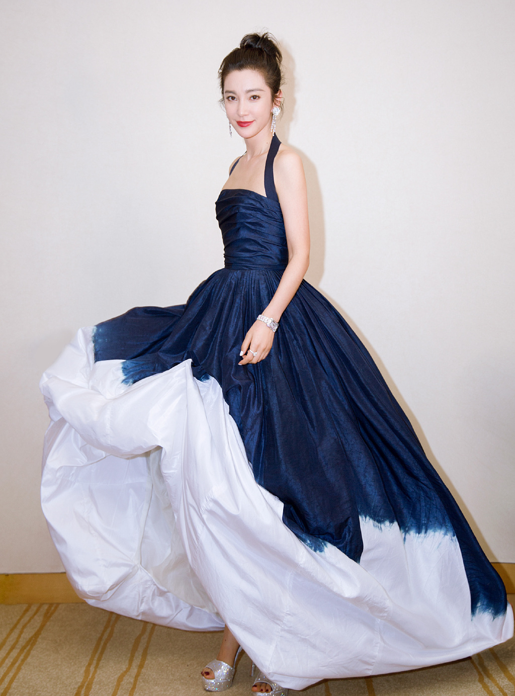 45岁的李冰冰硬是活成20岁小姑娘一袭红色裙性感撩人美腻了