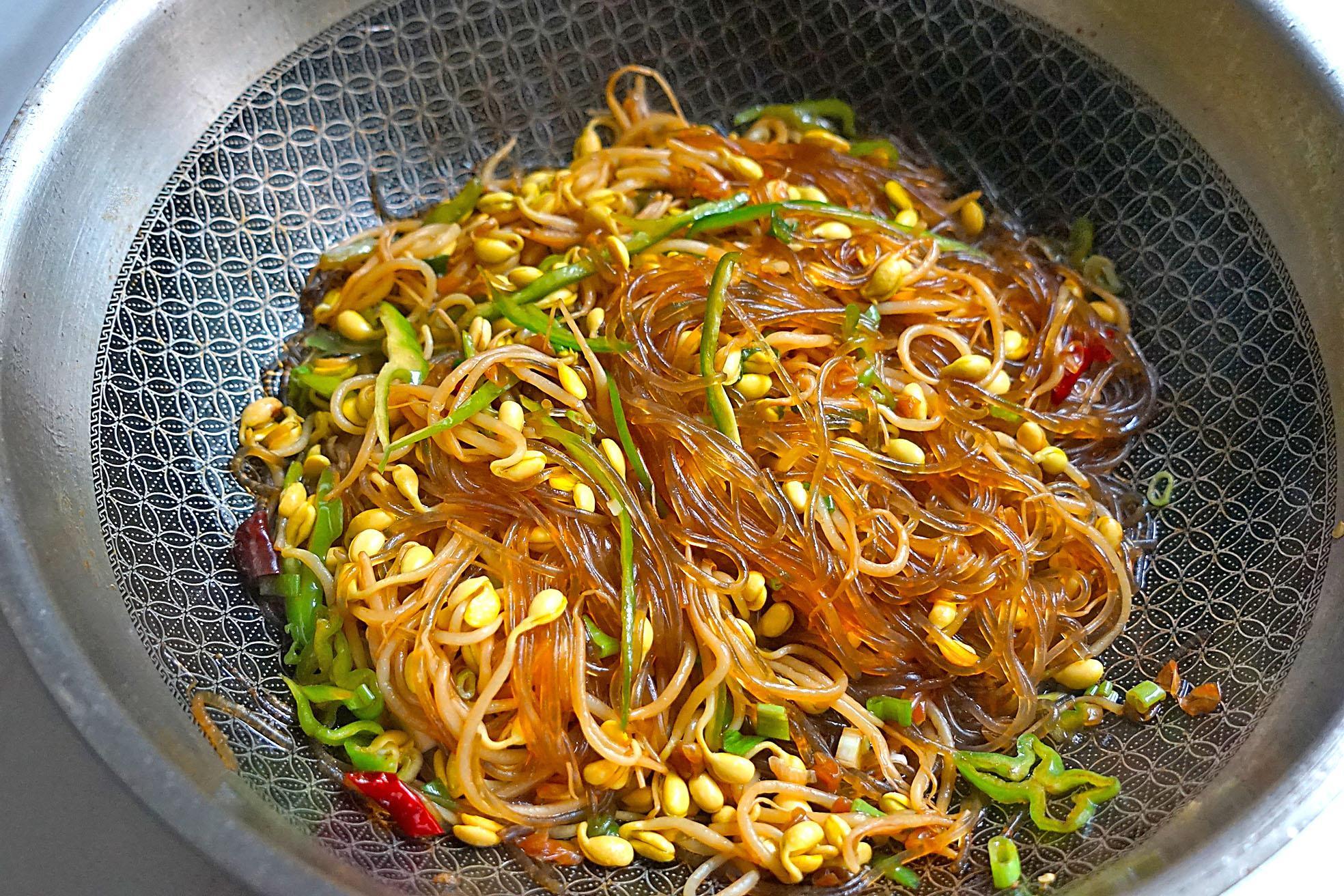黄豆芽炒粉丝会粘锅从粉丝用冷水泡还是热水泡就知你错在哪了