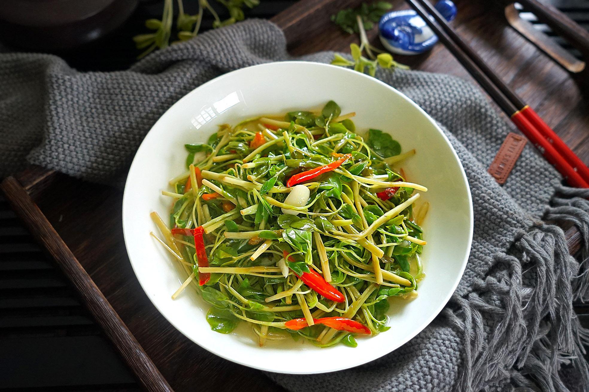 【食材】豆苗300克,红辣椒3个,蒜头2个,盐少许,蚝油1茶匙,姜丝2克