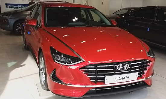 全新第十代现代索纳塔海外到店!红色车身比较亮眼 车长4900mm!