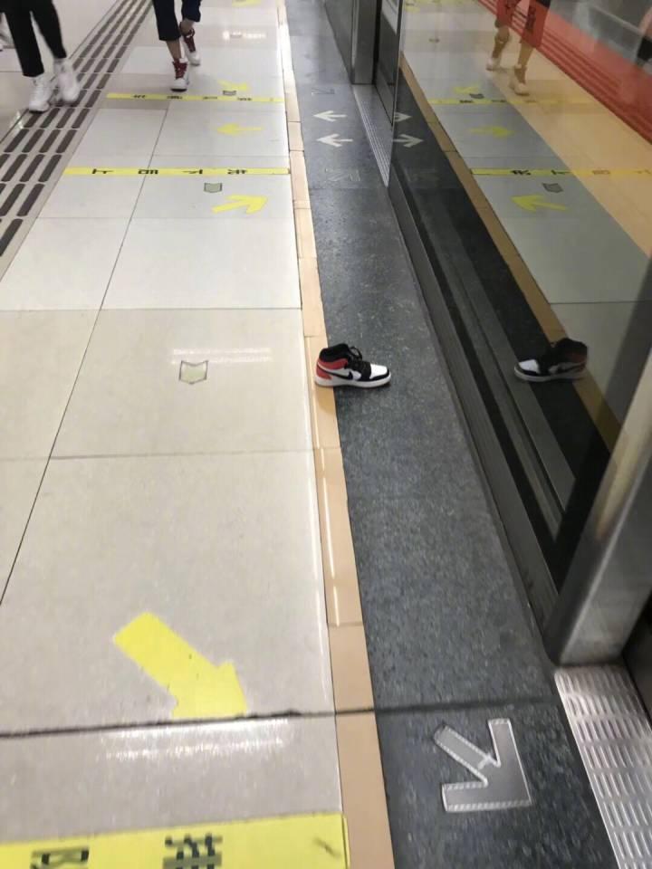 谁的鞋子掉了?网友:这是有钱人吧