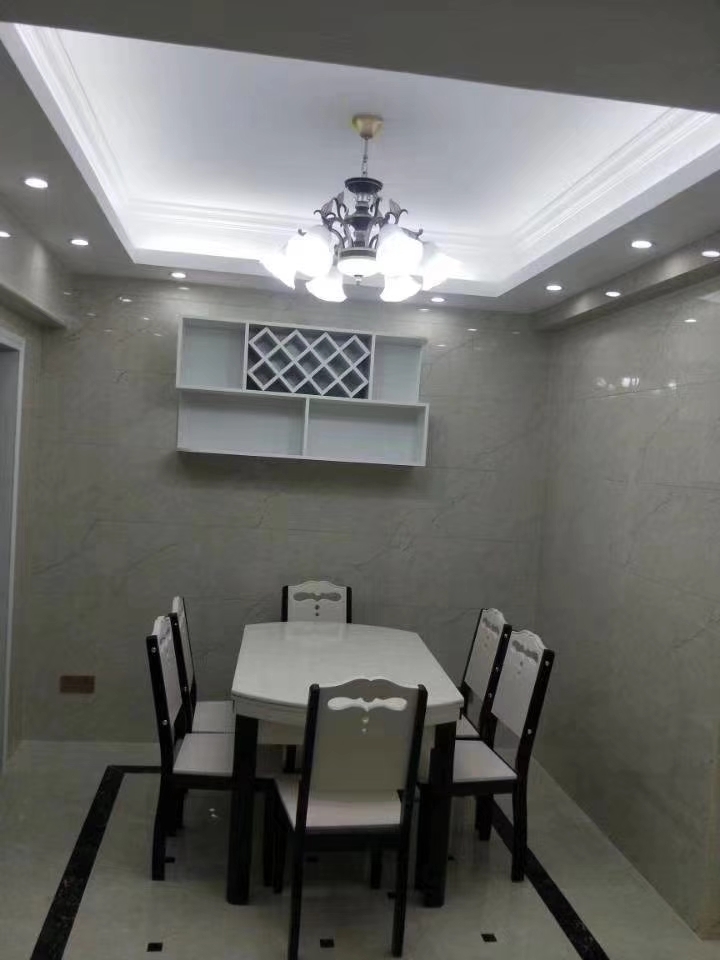 一样的瓷砖地板和墙壁,天花板也装了灯带吊顶.