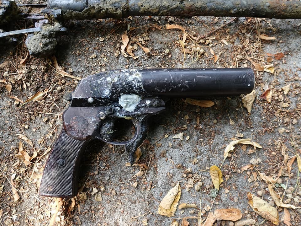 了第二次世界大战留下的一把98k毛瑟步枪和一把德国空军使用的信号枪