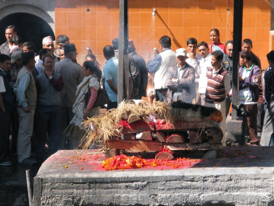 图一点美|加德满都圣河旁的烧尸人,印度教徒火葬仪式执行者