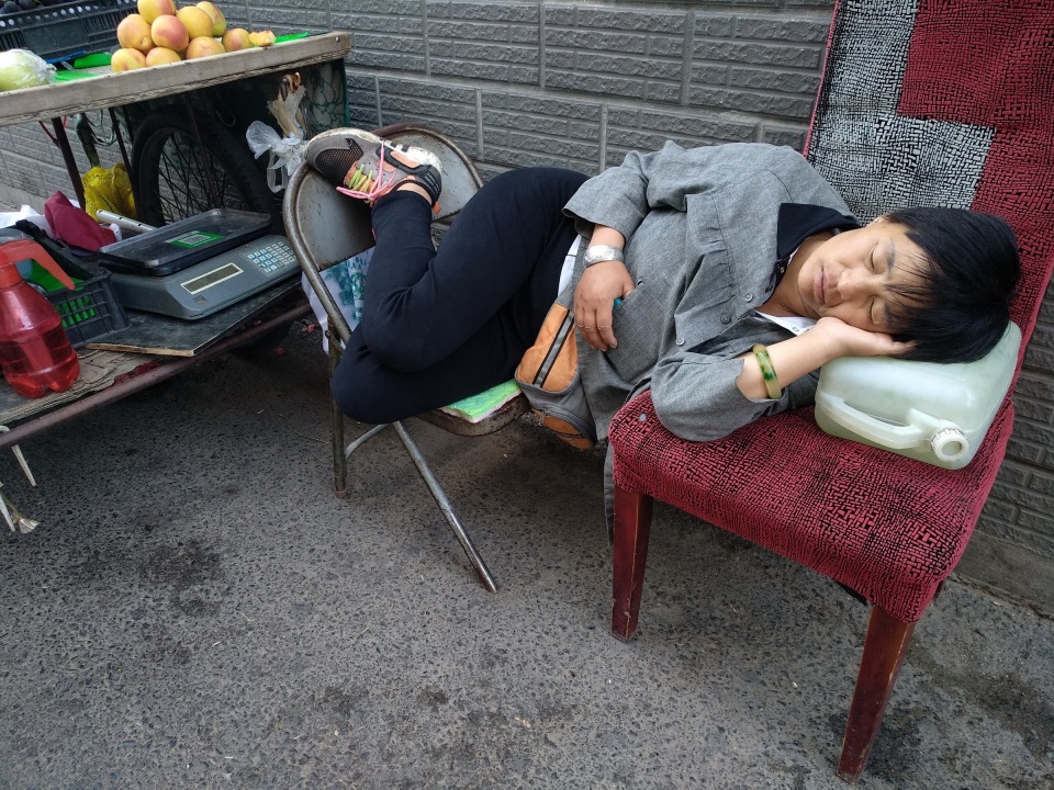 为给儿子买楼房,妈妈卖水果起早贪晚风餐露宿,路人看了好心酸