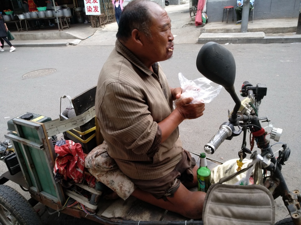 小儿麻痹症患者有一双灵巧的手发达的大脑他一样吃香的喝辣的