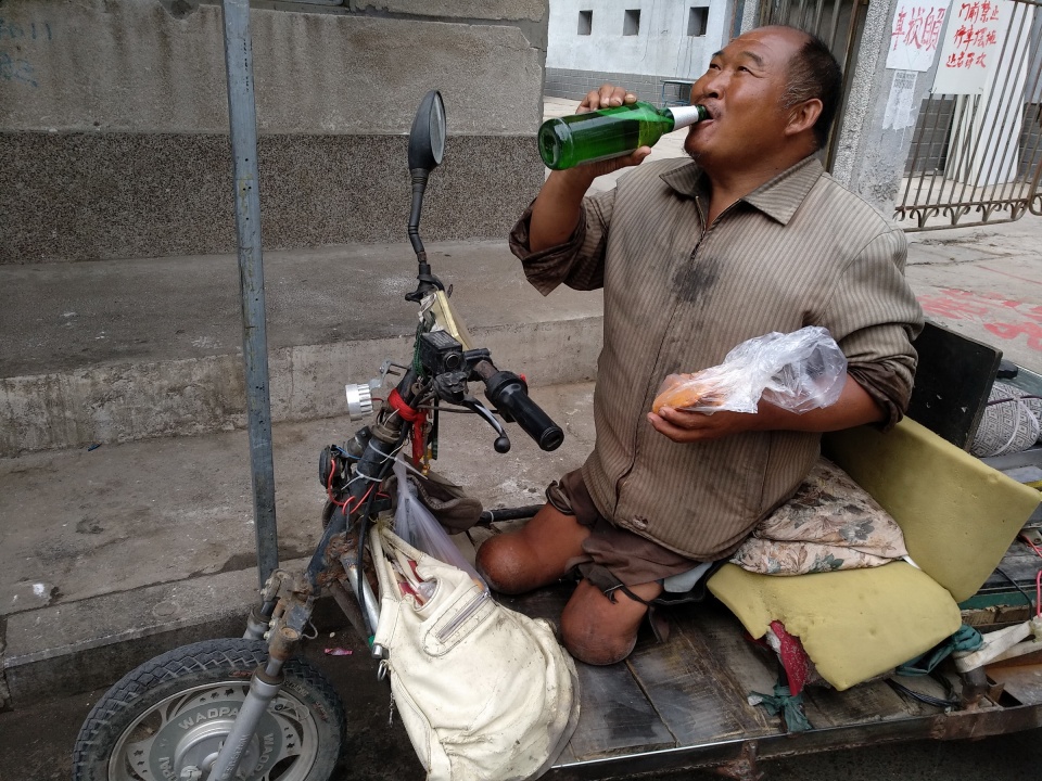 小儿麻痹症患者有一双灵巧的手发达的大脑他一样吃香的喝辣的