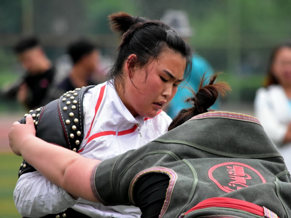 蒙族女摔跤手二十分钟鏖战不分胜负,张张图片都扎心,她俩都赢了