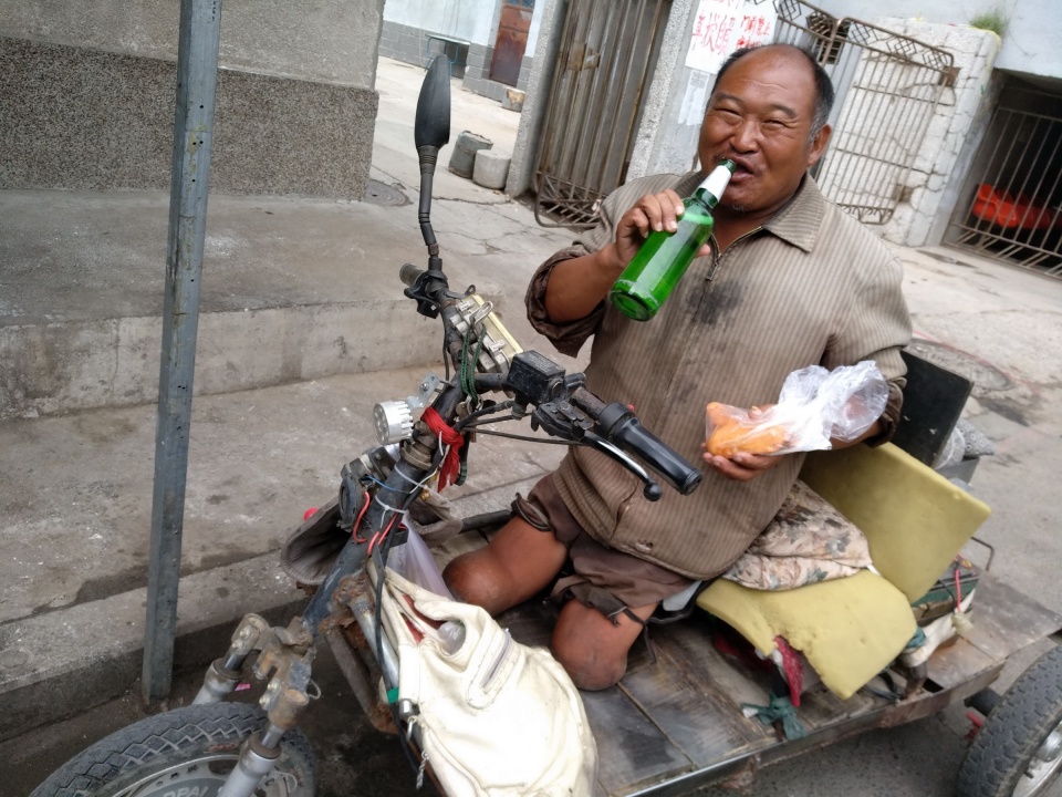 小儿麻痹症患者有一双灵巧的手发达的大脑他一样吃香的喝辣的