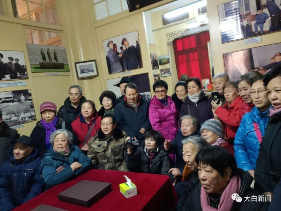 众人围在一起欣赏歌曲《啊,我的弱水河》   聂力将军曾任将军后代