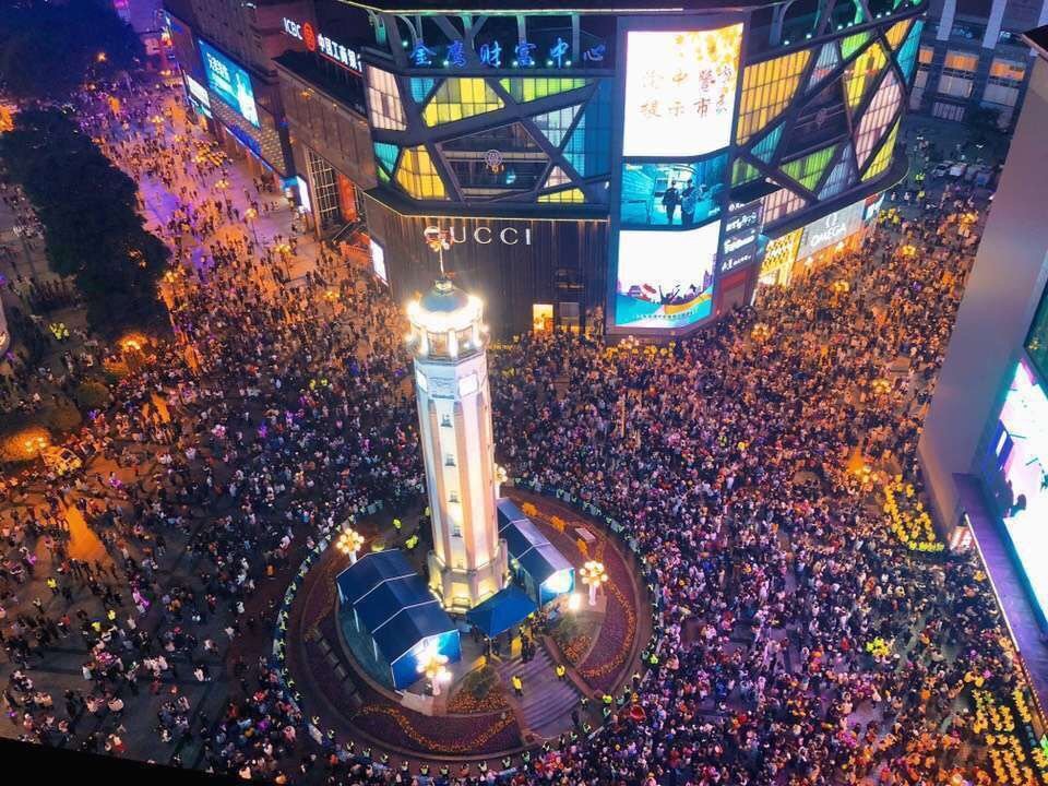 人山人海重庆万人齐聚解放碑跨年