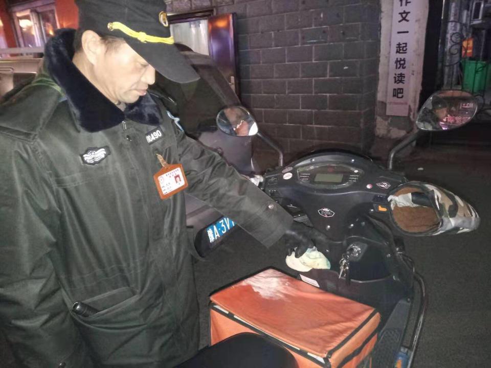 凌晨,郑州外卖小哥送餐忘拔钥匙,这名路人的做法很暖心