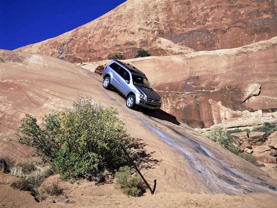 世界上坡度最大的公路,近乎垂直的坡道,开到顶上会怎样?