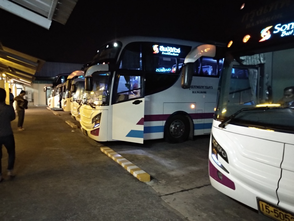 超好睡的泰国长途夜巴士:零食饮料不断供,制服系美女全程服务