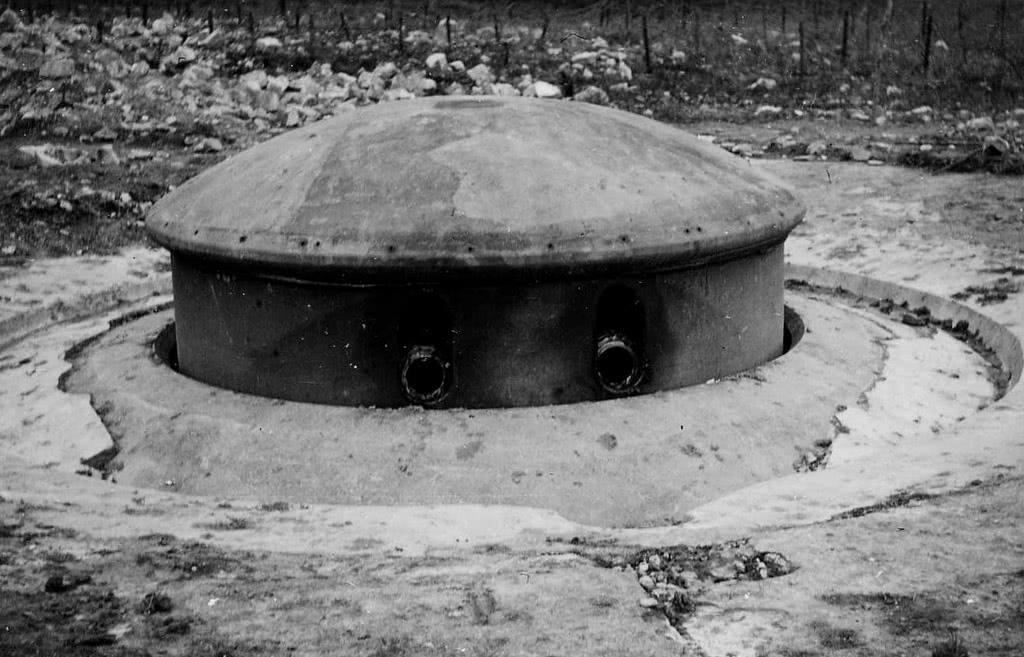 固若金汤的马奇诺防线被迂回攻陷后德军纷纷前来围观