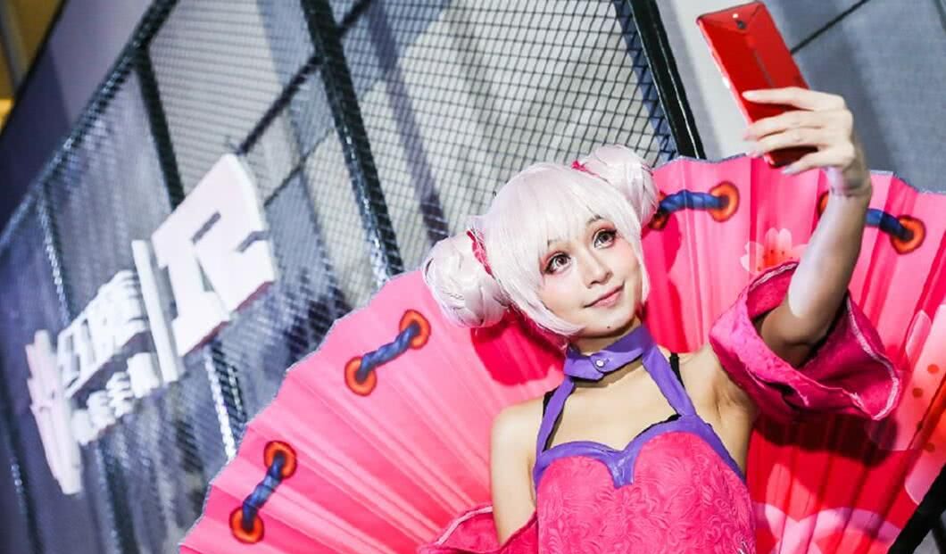 RNG选手用什么手机?双冷系统,性能不输黑鲨,