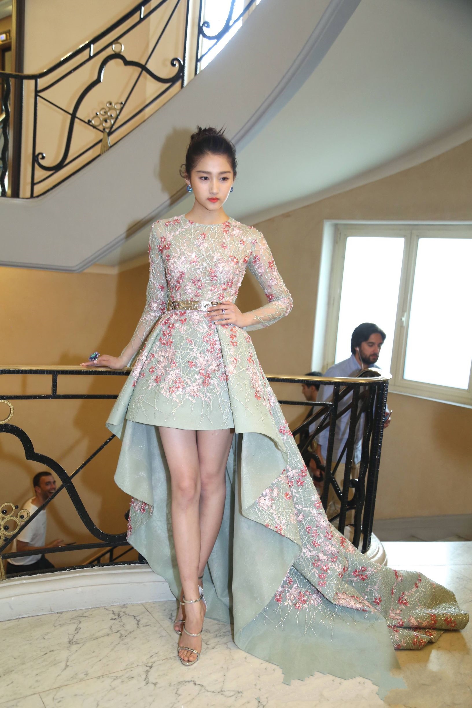 172关晓彤不仅身材高挑,连骨架都很大,难怪裙子会被撑破!