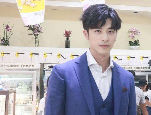 书签,可免金币阅读↓↓↓】精彩剧情:前方,张云杰坐在特约贵宾席上,倒