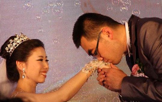 男篮巨人高2米21,迎娶1米53娇妻,如今育有一女很幸福|cba|张兆旭|男篮