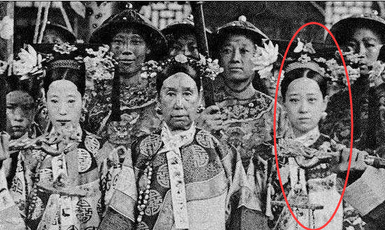 保持血统的纯正性,所以为皇上挑选的妃子和皇后一般都会来自于贵族家