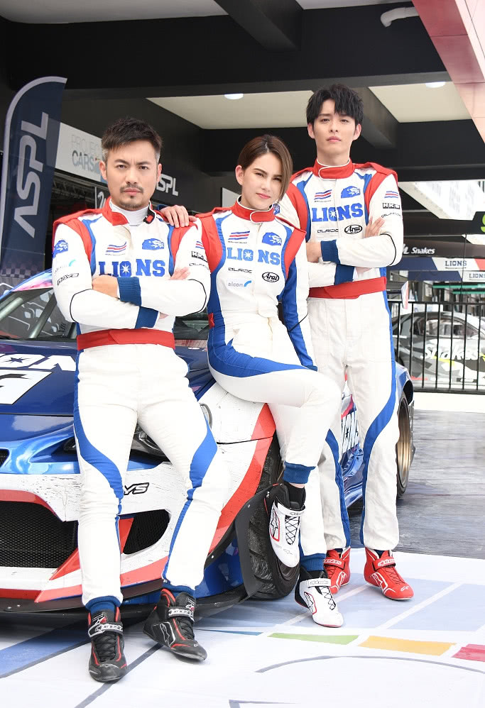 昆凌变身帅气赛车手,与曹佑宁合影cp感十足,周杰伦要吃醋了