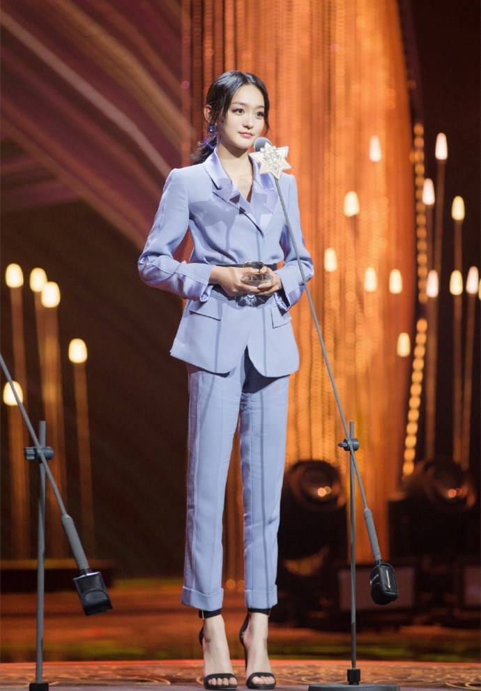 何泓姗紫色西装多加了一根黑色腰带,竟美得让人心动